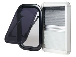 Fenster mit Rollo und Fliegengitter